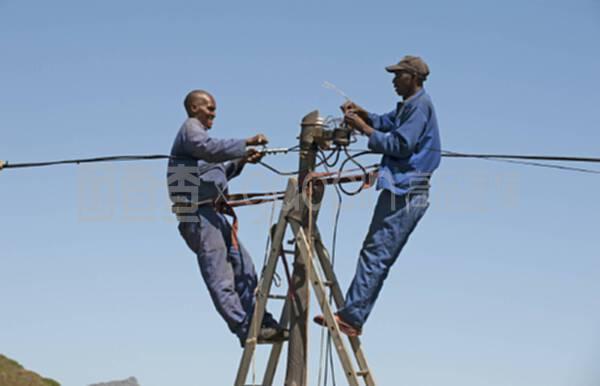 高空守護者 電話工程師的電線桿作業(yè)與信息咨詢服務(wù)